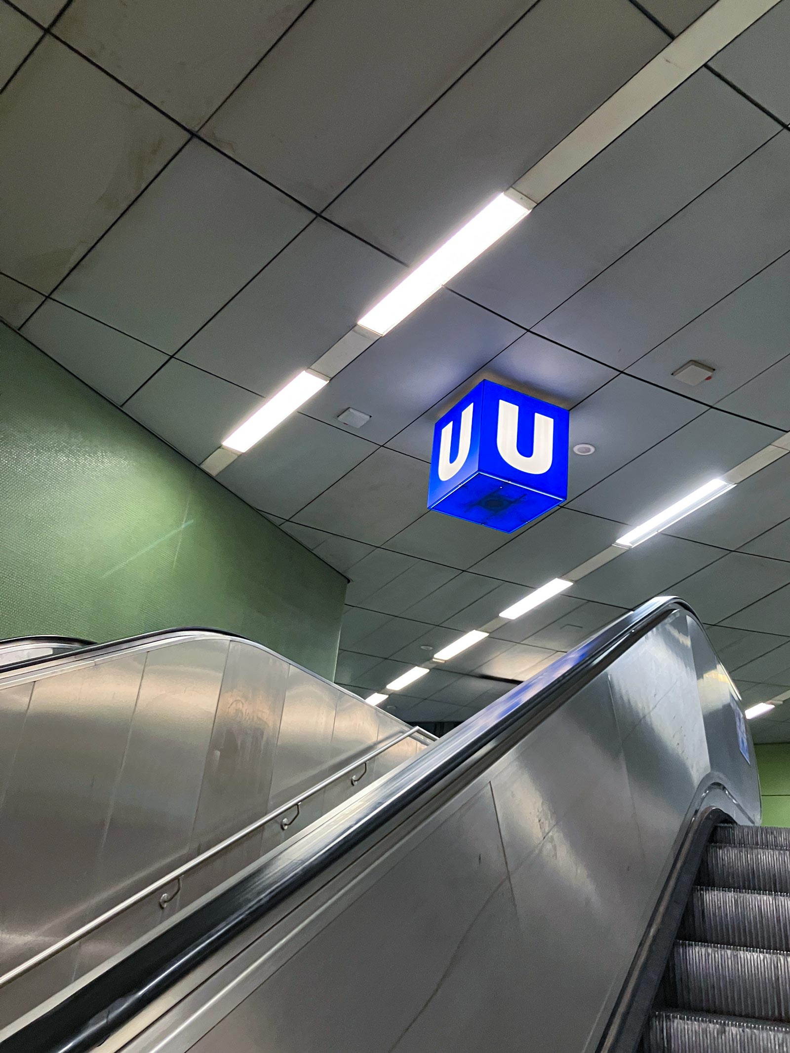 Diagonale Linien in der B-Ebene der U-Bahn-Station Kirchplatz