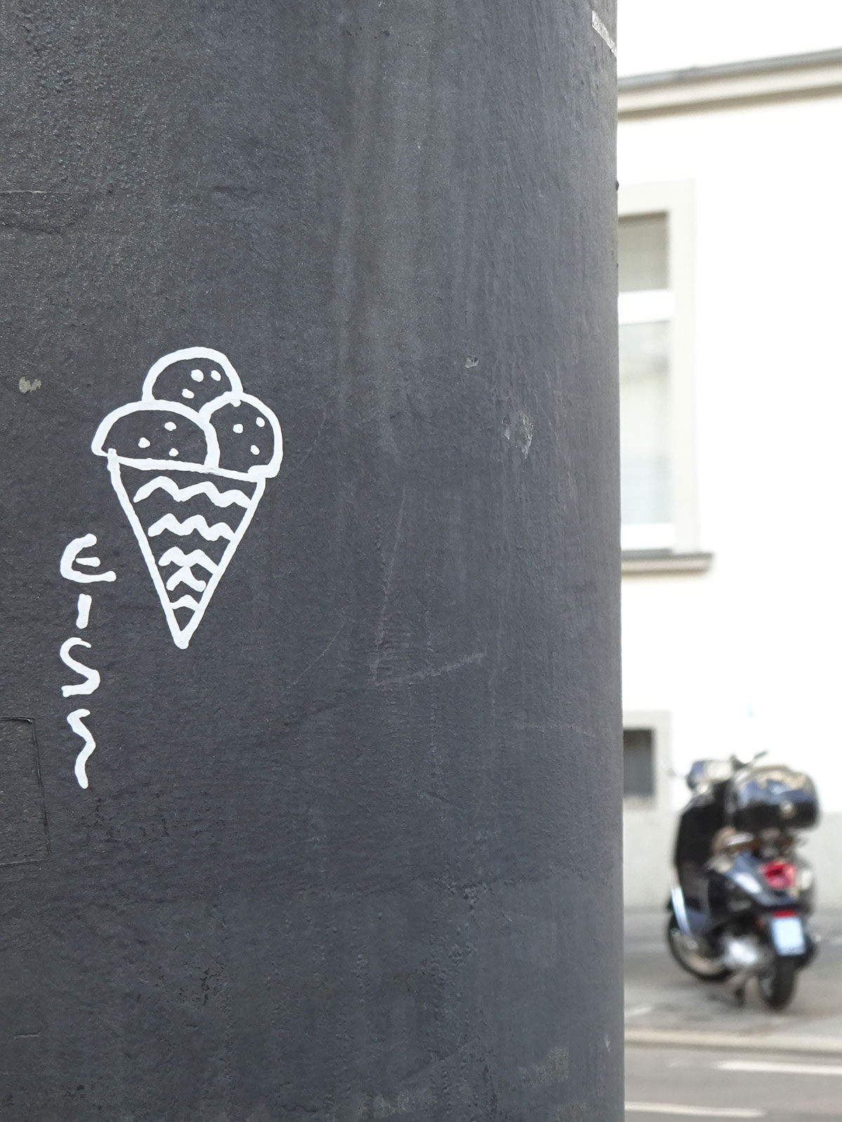 Drei Bällchen Eis in der Waffel - Streetart in Frankfurt