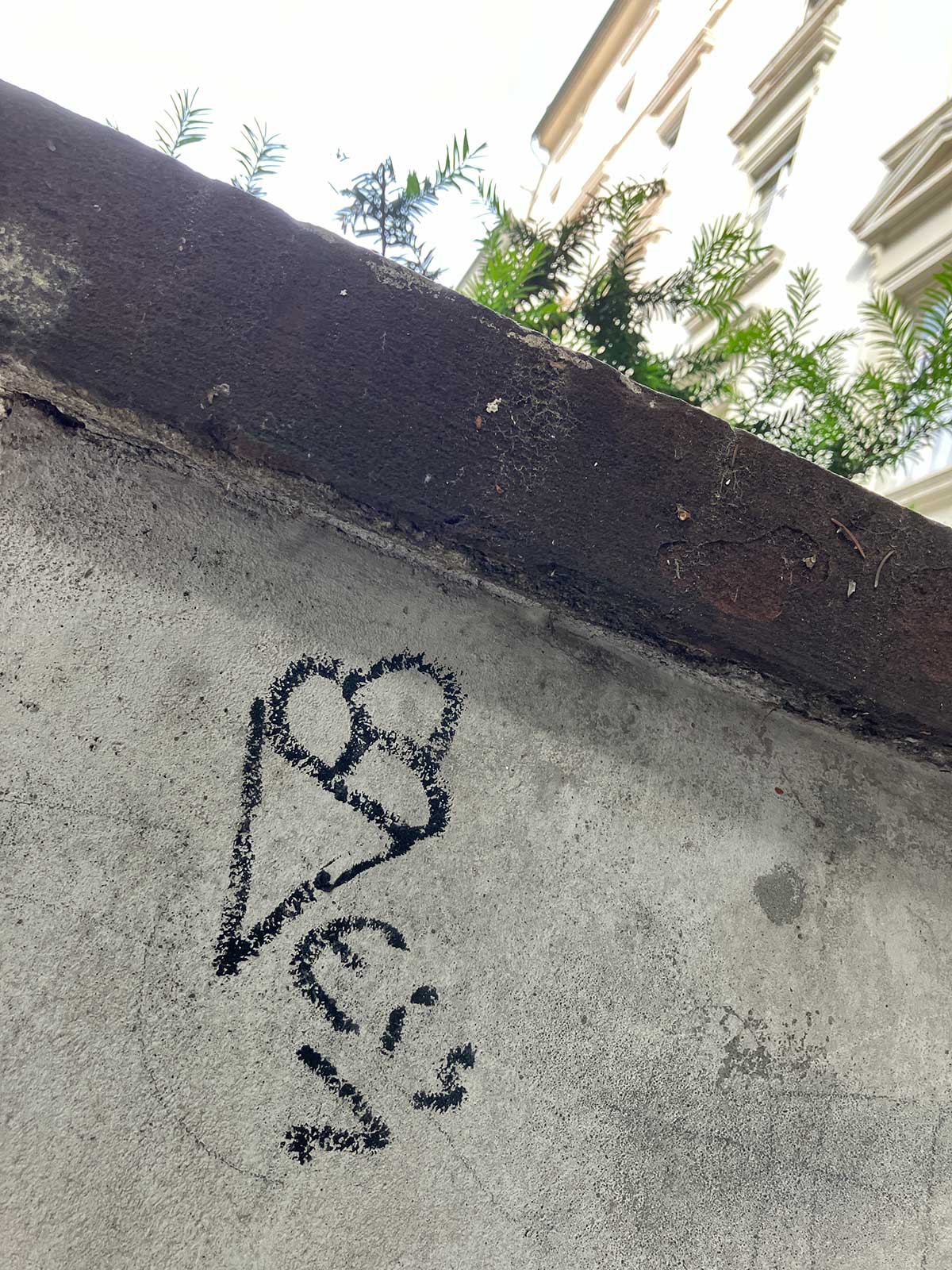 Drei Bällchen Eis in der Waffel - Streetart in Frankfurt