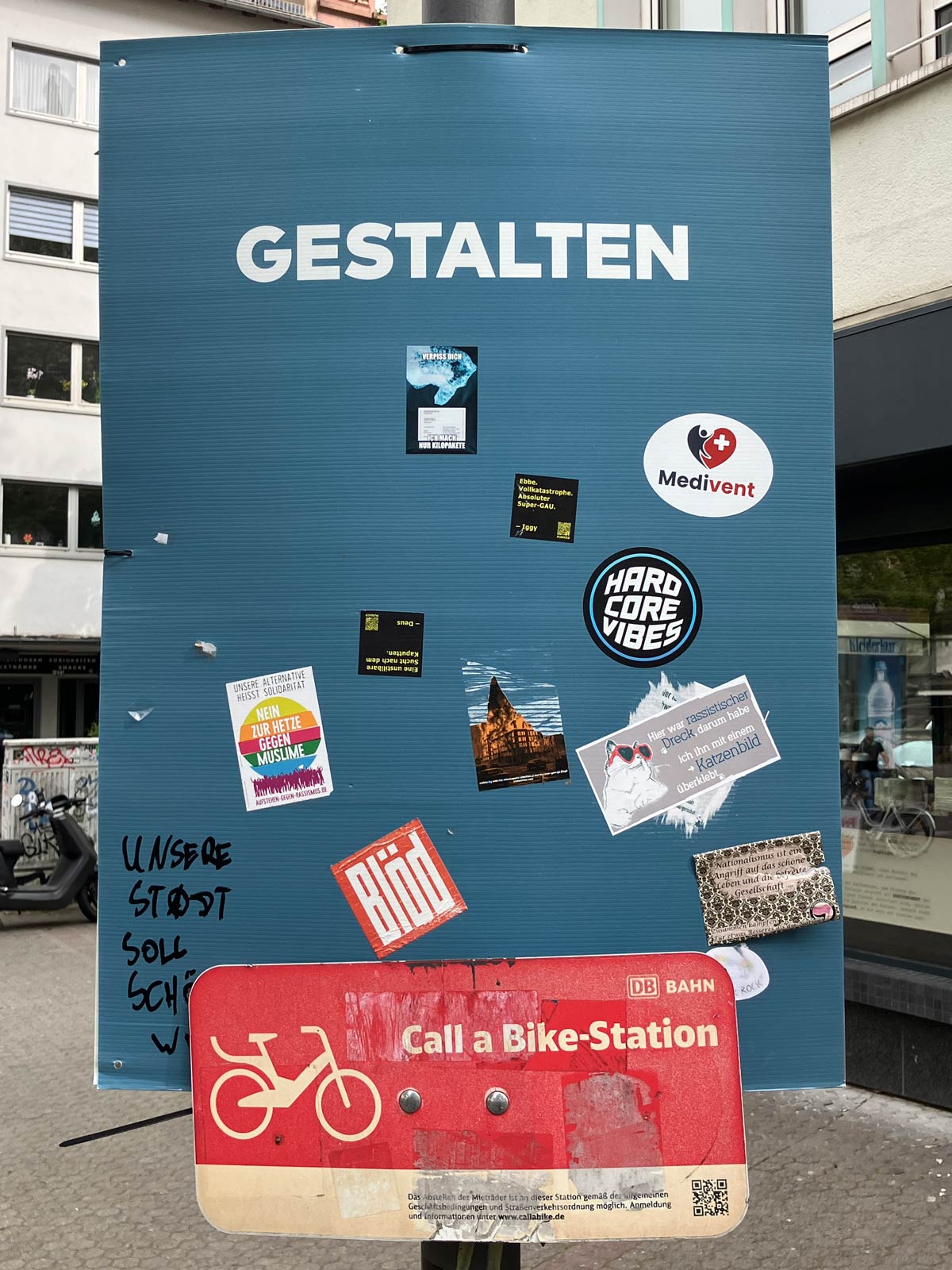 Gestalten-Plakat am Merianplatz in Frankfurt mit immer mehr Aufklebern