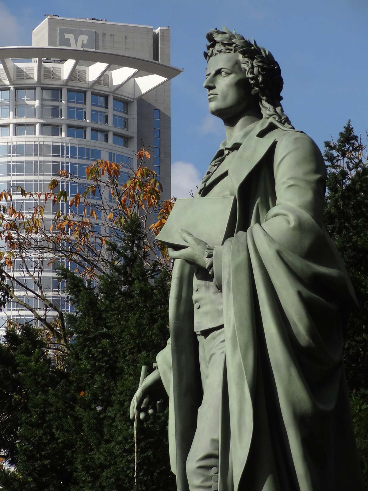 DZ Bank / Kronen-Hochhaus und Schiller-Denkmal in Frankfurt