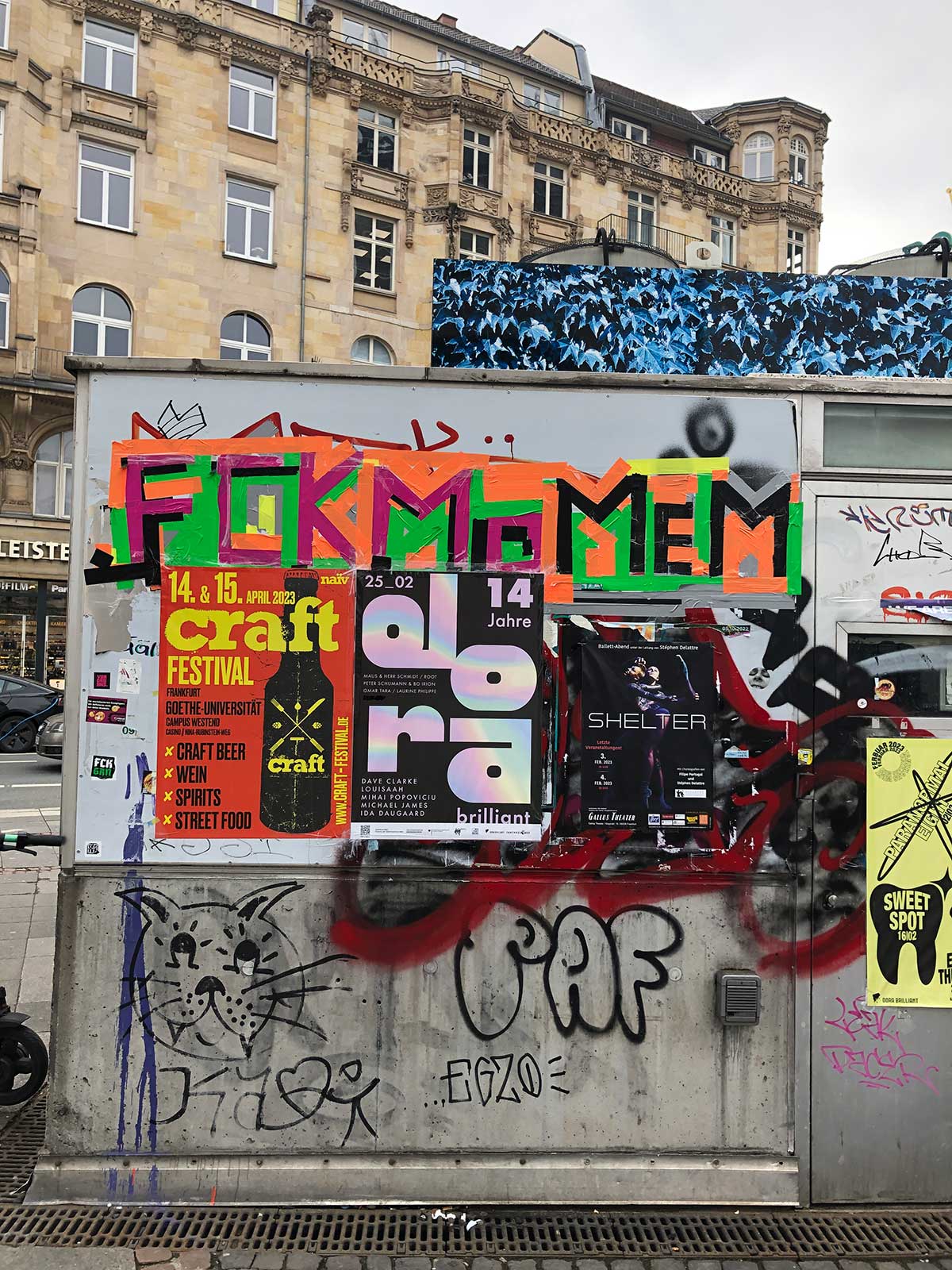 Ehemaliges U60311 verschmutzt durch wildes Plakatieren und Urban Art