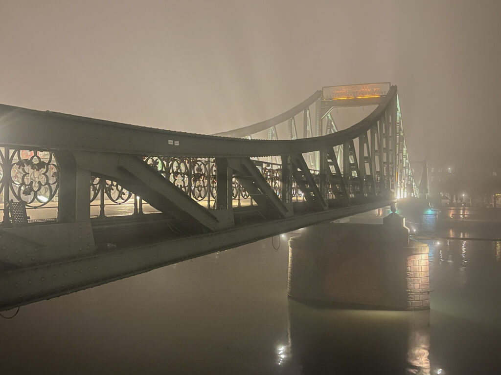 Eiserner Steg und Main am Abend und im Nebel