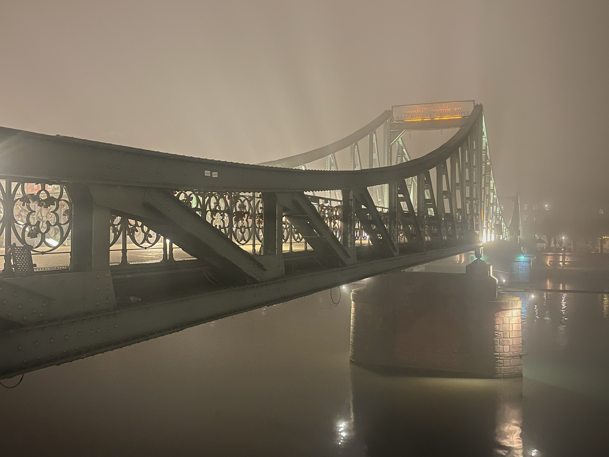 Eiserner Steg und Main am Abend und im Nebel