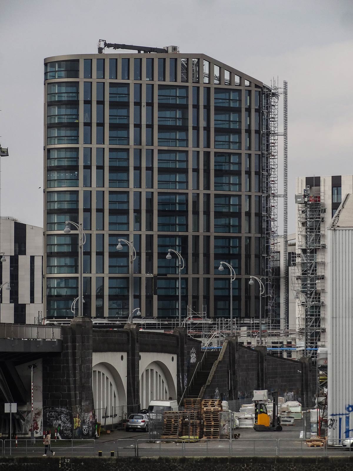 Entstehender Neubau im Hafenpark Quartier