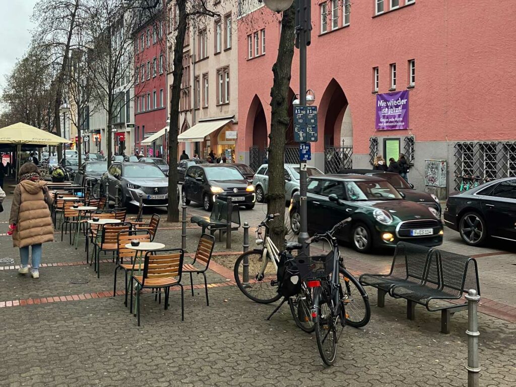 Erschwerte Nutzung von Sitzbänken in der Berger Straße