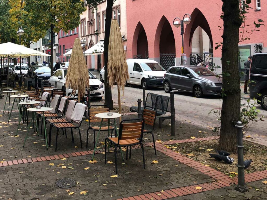 Erschwerte Nutzung von Sitzbänken in der Berger Straße