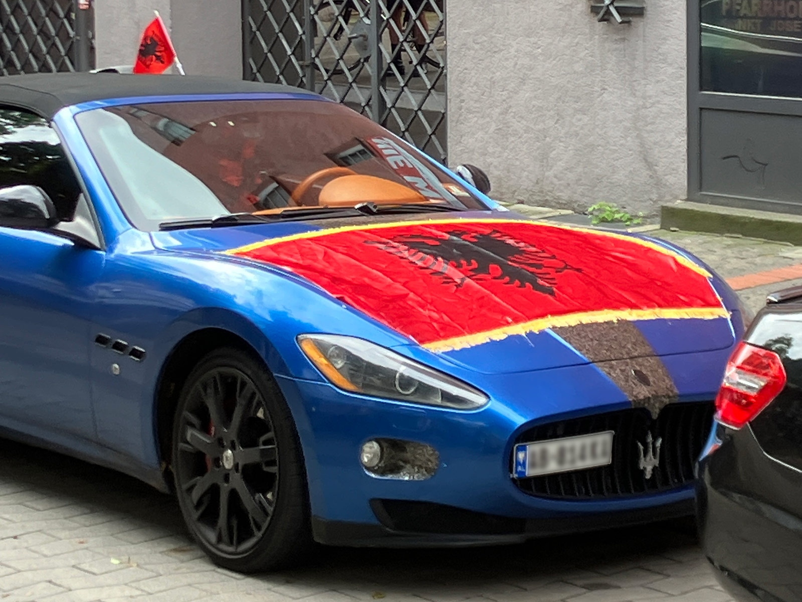 EURO 2024 in Frankfurt - Albanien-Flagge über der Motorhaube des Autos