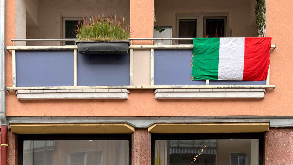 EURO 2024 in Frankfurt - Italien-Flagge auf dem Balkon