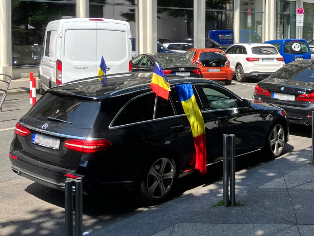 EURO 2024 in Frankfurt - Rumänien-Flagge am Auto