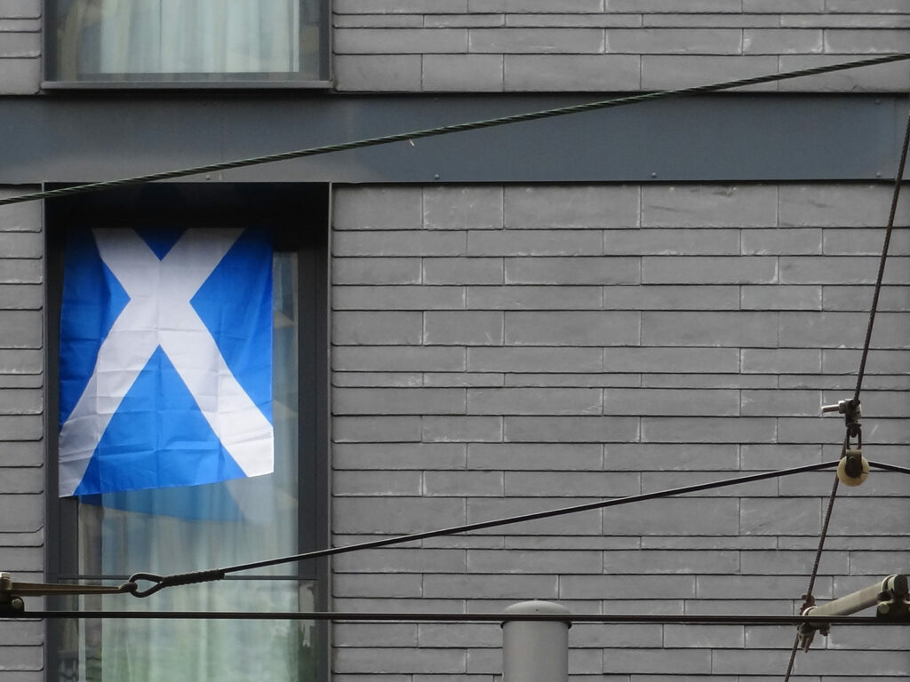 EURO 2024 in Frankfurt - Schottland-Flagge am Fenster