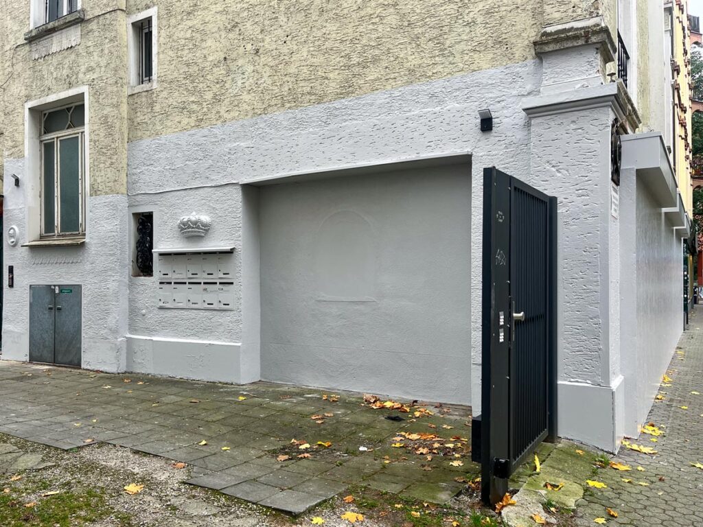 Fassade des Erdgeschosses in der Berger Straße 6 wurde grau gefärbt