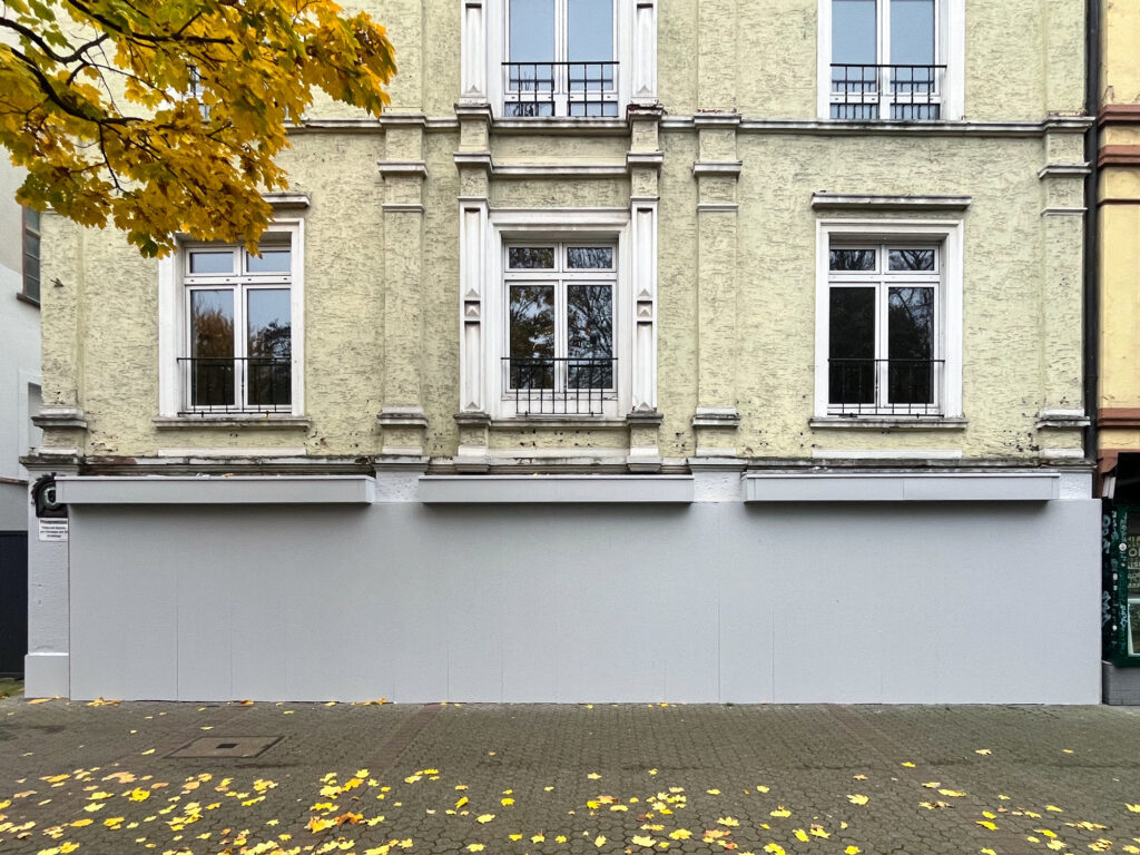 Fassade des Erdgeschosses in der Berger Straße 6 wurde grau gefärbt