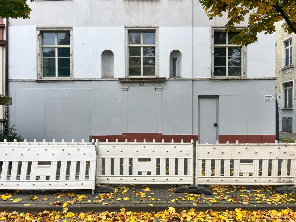 Fassade des Erdgeschosses in der Berger Straße 8 wurde grau gefärbt