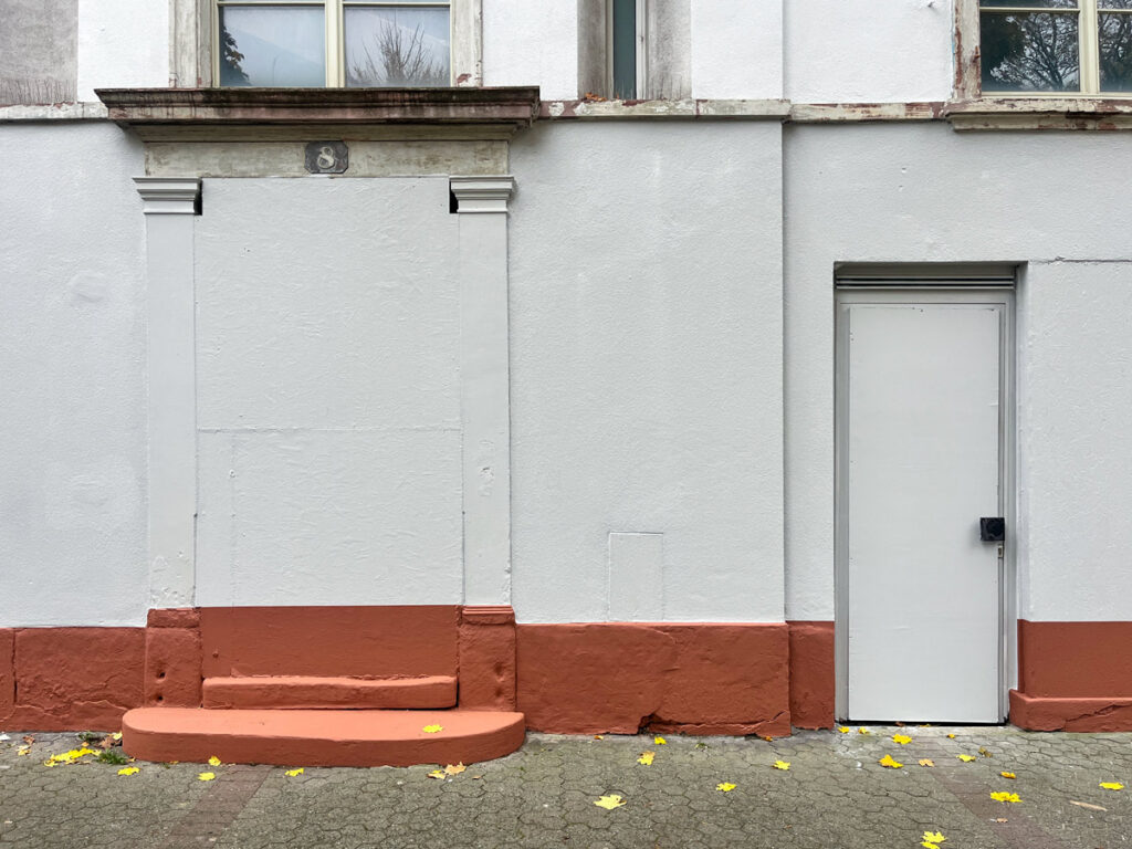 Fassade des Erdgeschosses in der Berger Straße 8 wurde grau gefärbt