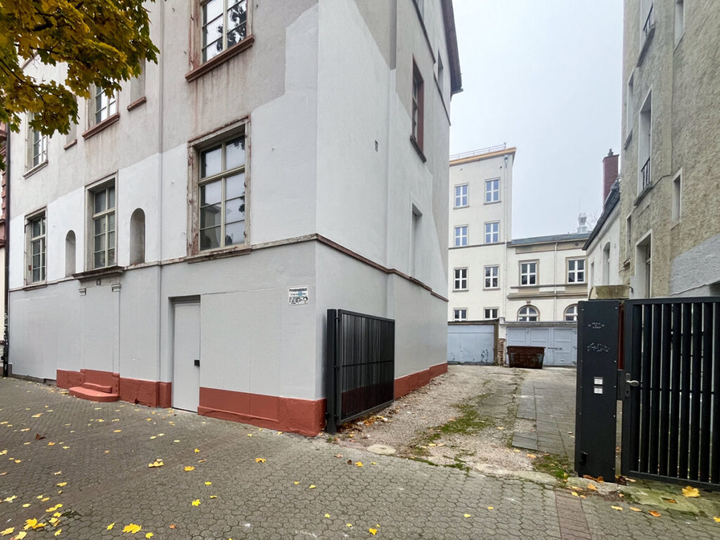 Fassade des Erdgeschosses in der Berger Straße 8 wurde grau gefärbt