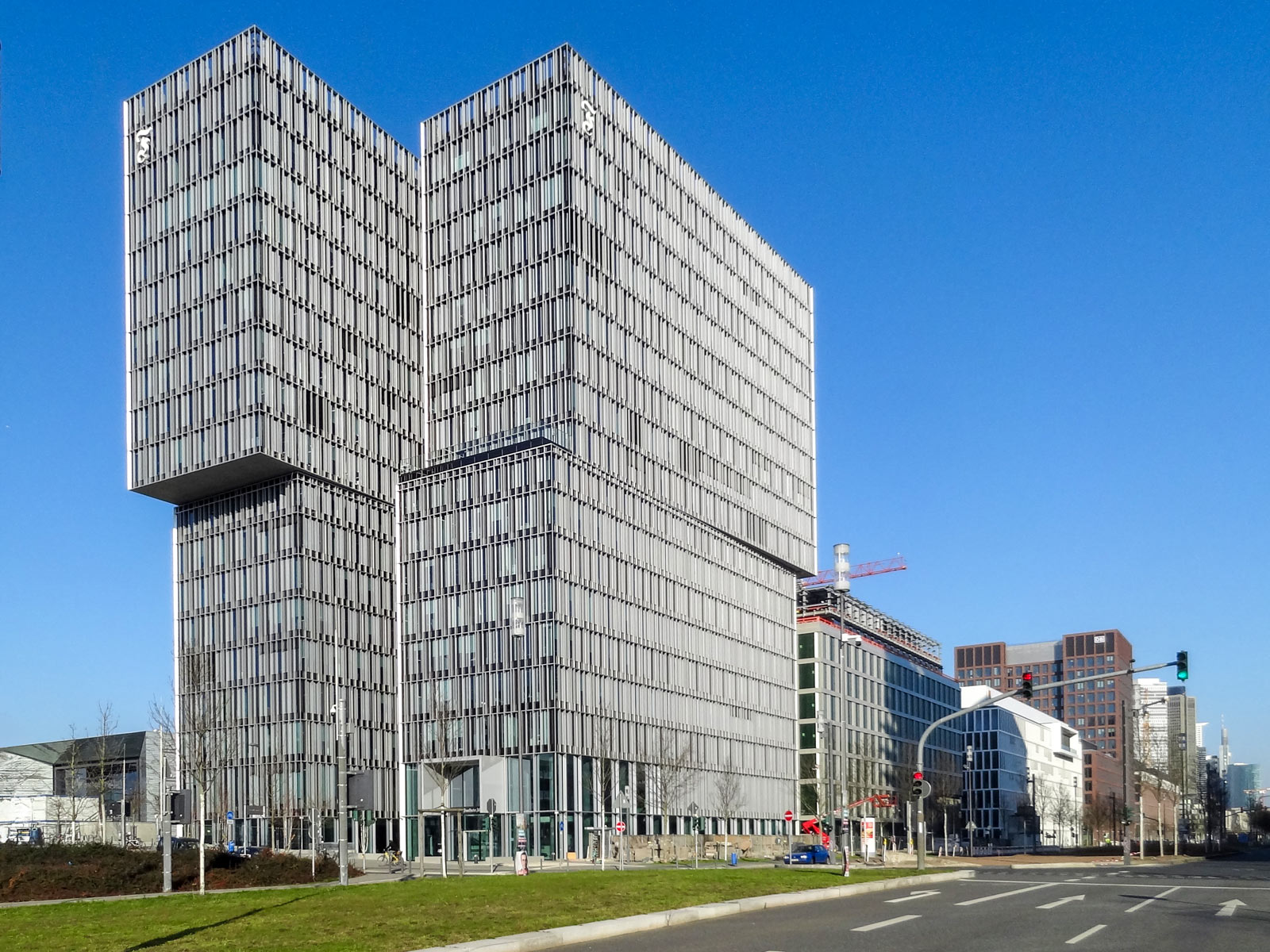 FAZ-Tower und Europa-Allee im Frankfurter Europaviertel bzw. Gallus