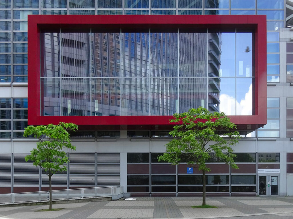 „Fenster zur Stadt“ - Roter Rahmen an der Messe Frankfurt