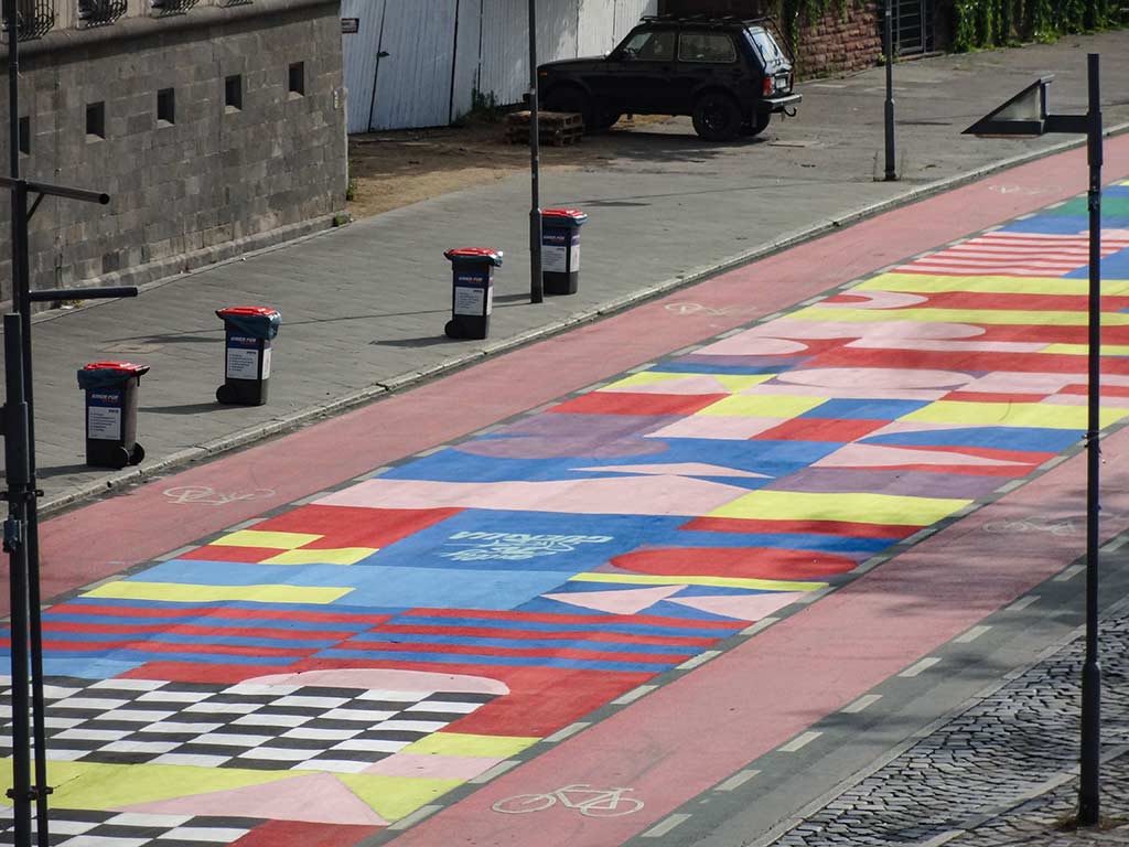 Formen und Farben auf Straße am Mainkai in Frankfurt