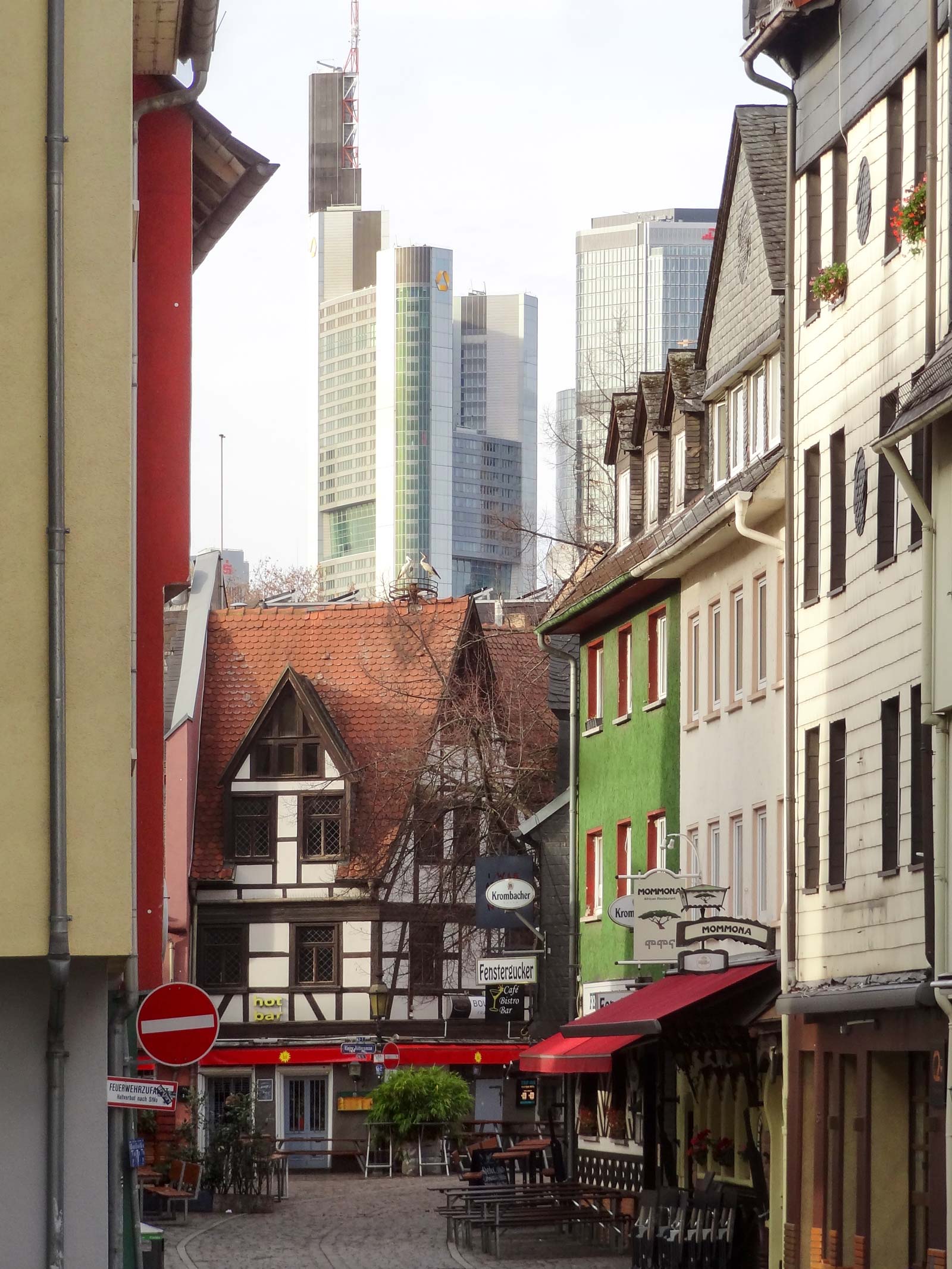 Frankfurt: Fachwerk in Sachsenhausen, im Hintegrund die Skyline