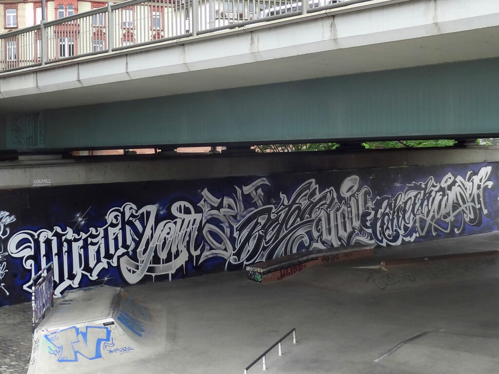 Frankfurt Friedensbrücke: Wreck yourself before you check yourself