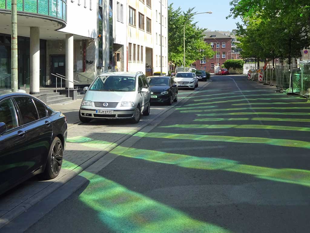 Spiegelung der Taqwa-Moschee in Frankfurt am Main