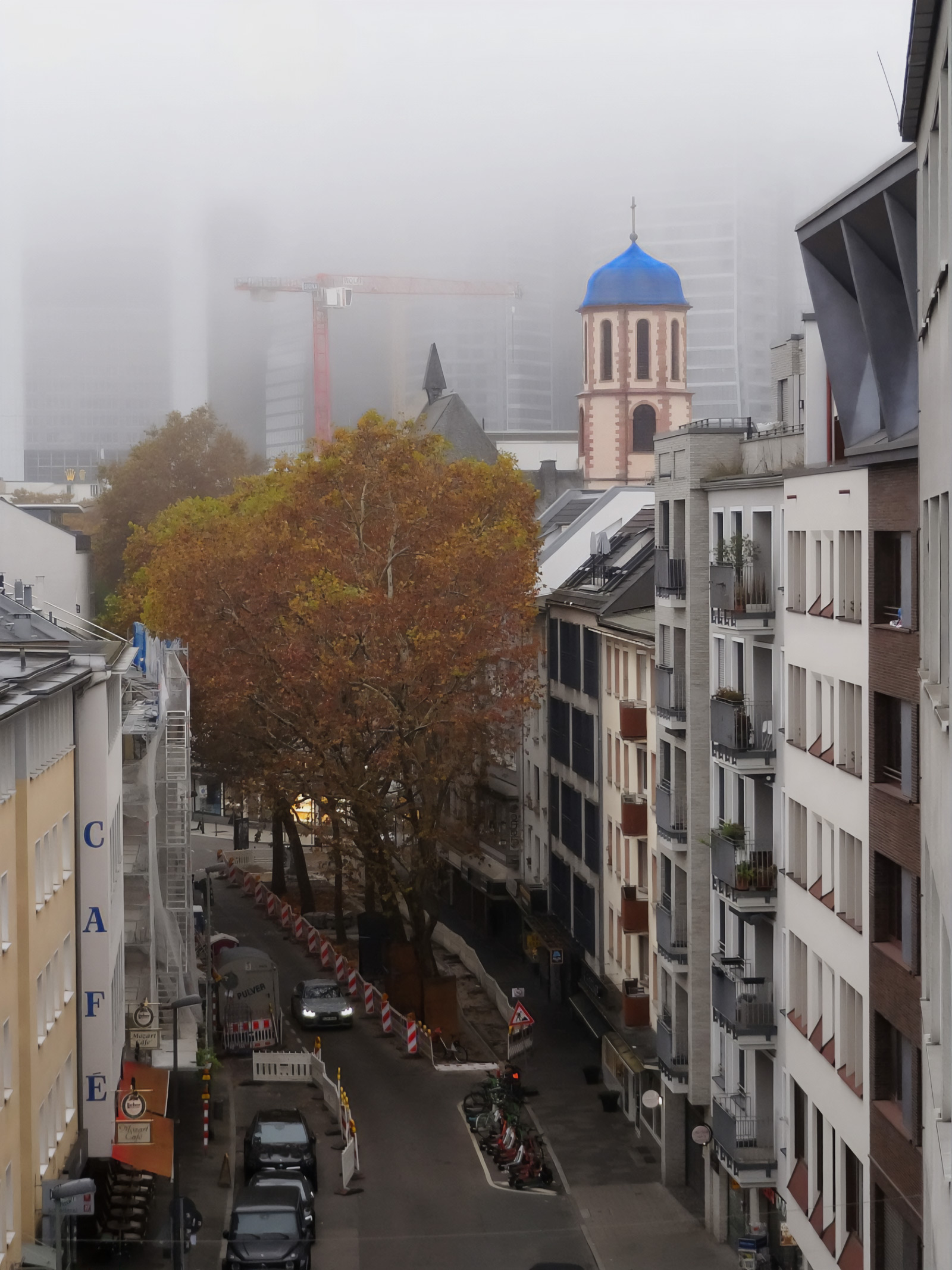 Frankfurter Skyline im Hochnebel, gesehen vom P & C Parkdeck