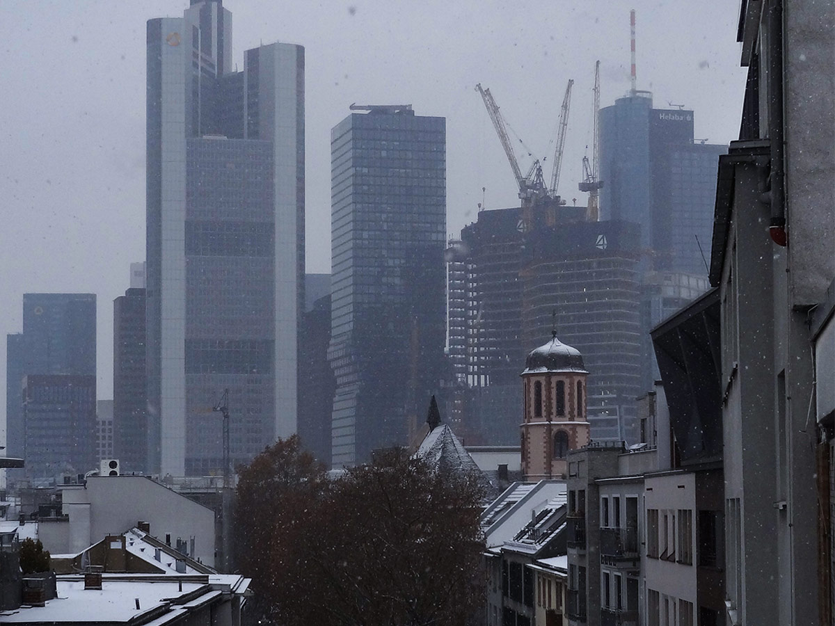 Frankfurter Skyline während es schneit
