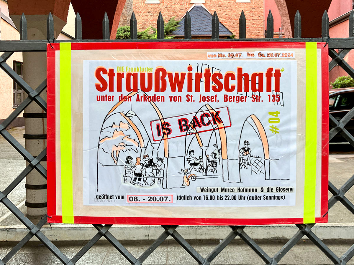 Frankfurter Straußwirtschaft unter den Arkaden der Sankt-Josef-Kirche in der Berger Straße