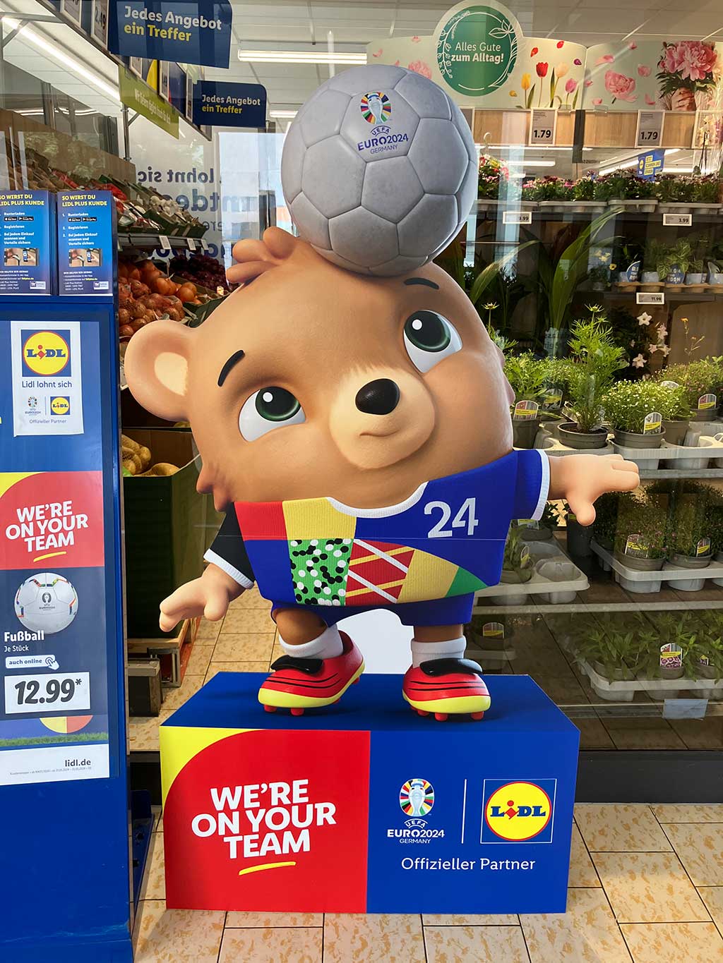 Fußball-Europameisterschaft 2024 in Frankfurt - Aufsteller im Supermarkt