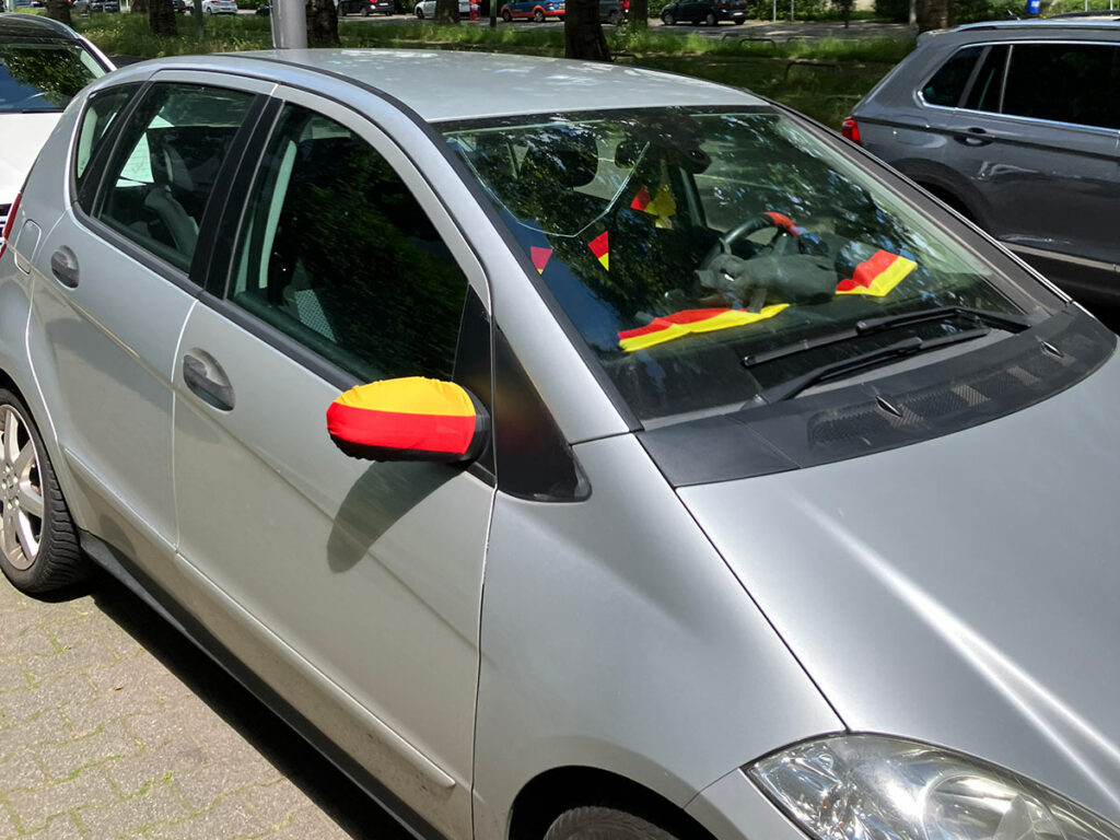 Fußball-Europameisterschaft 2024 in Frankfurt - Auto mit Deutschland-Ausßenspiegel