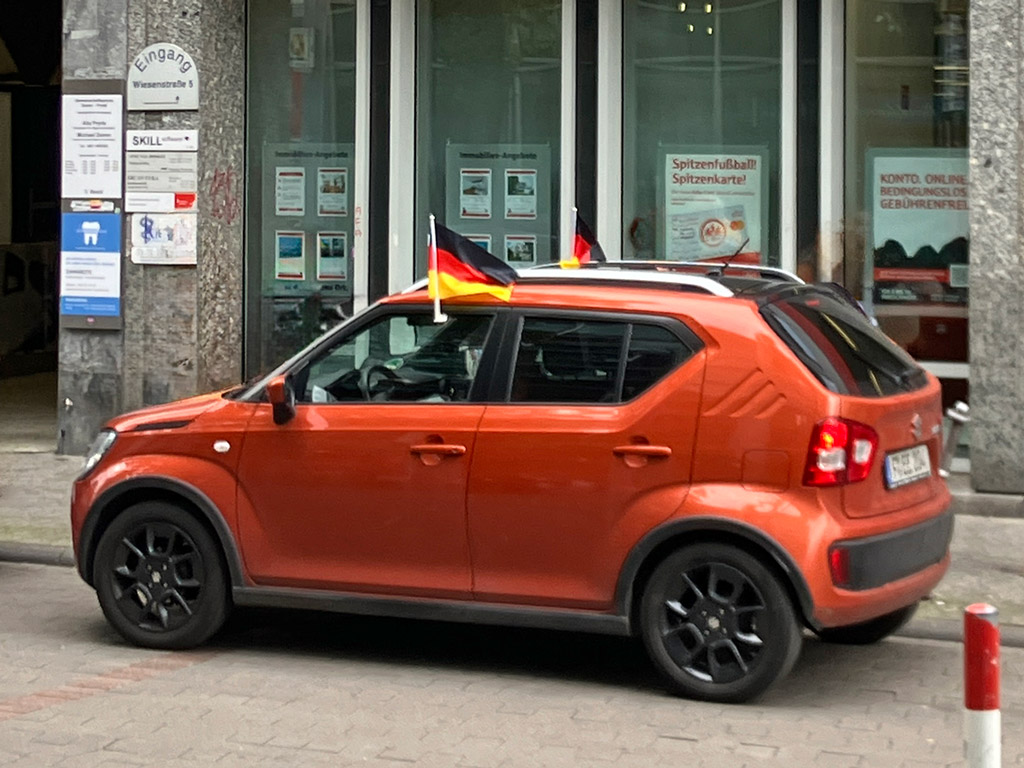 Fußball-Europameisterschaft 2024 in Frankfurt - Autofenster mit Deutschland-Fahnen