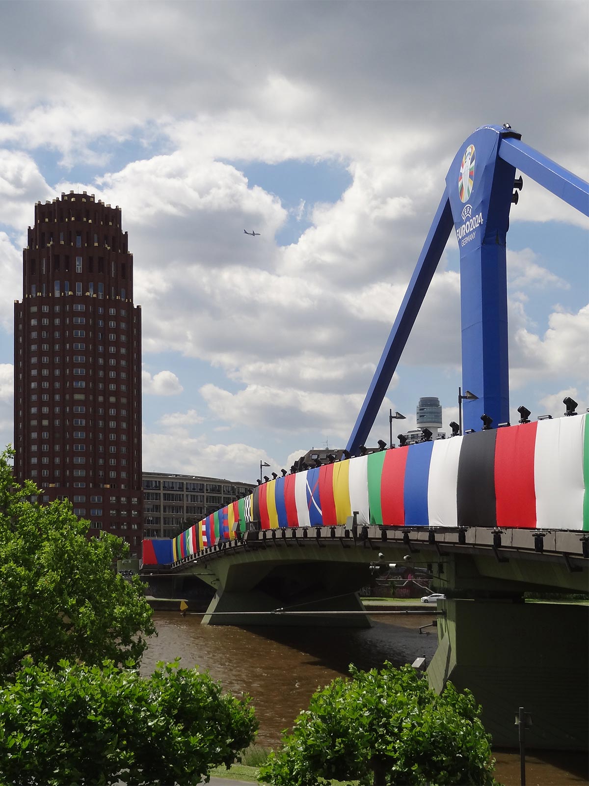 Fußball-Europameisterschaft 2024 in Frankfurt - Flößerbrücke in blau