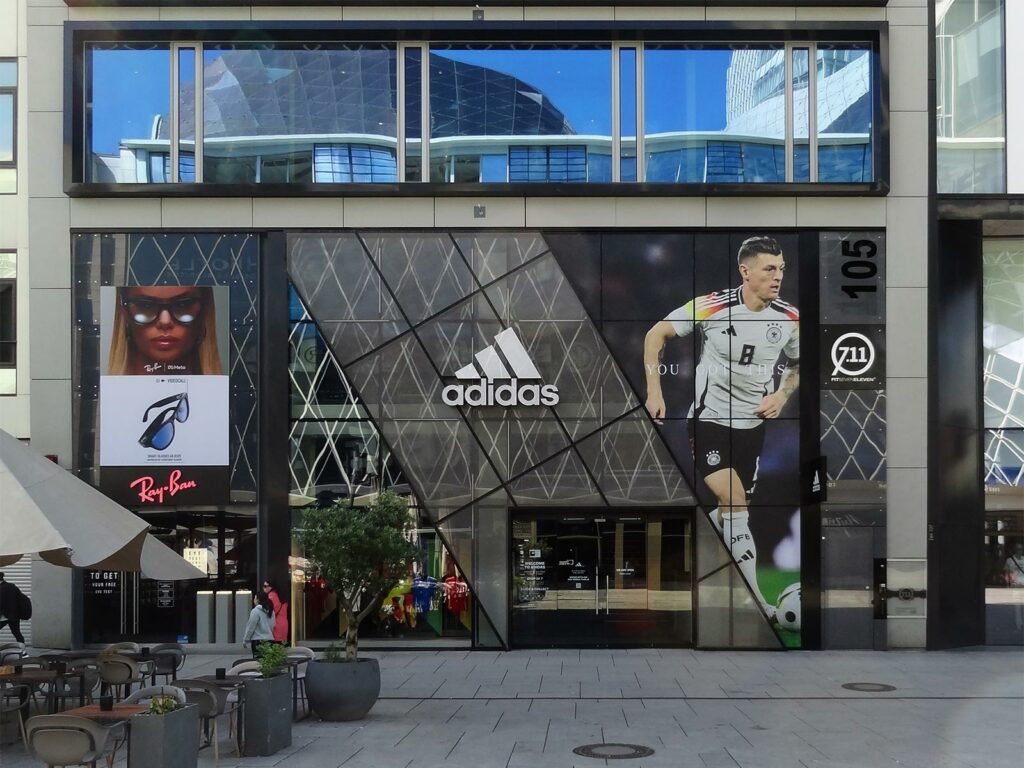 Fußball-Europameisterschaft 2024 in Frankfurt - Adidas Store Front mit Toni Kroos