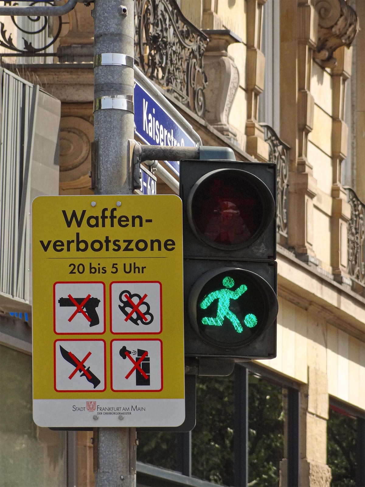 Fussball spielendes Ampelmännchen am Frankfurter Hauptbahnhof während der EM 2024