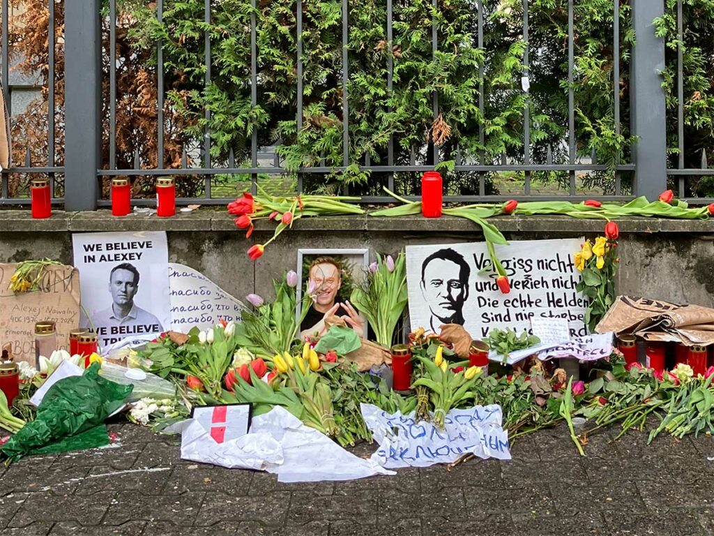 Stadtbilder Frankfurt: Gedenken an den verstorbenen Alexei Nawalny am ehemaligen russischen Konsulat in Frankfurt