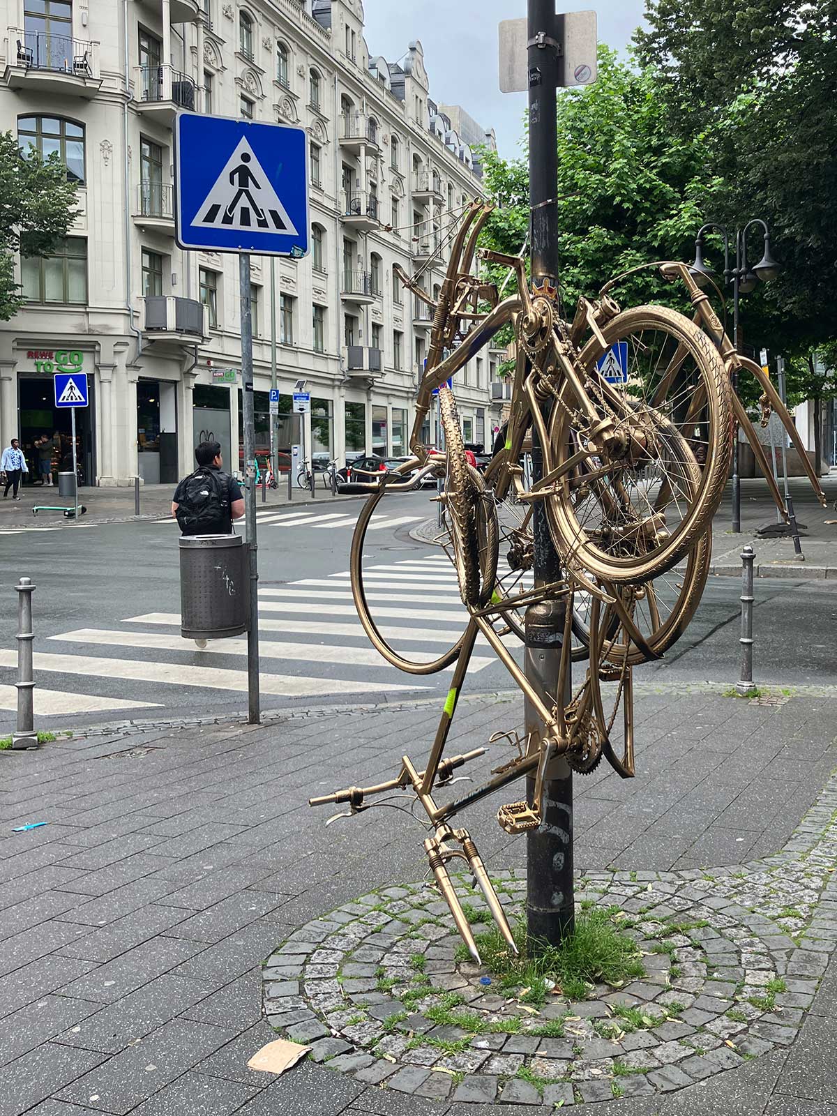 Goldene Fahrräder in Frankfurt-Bahnhofsviertel
