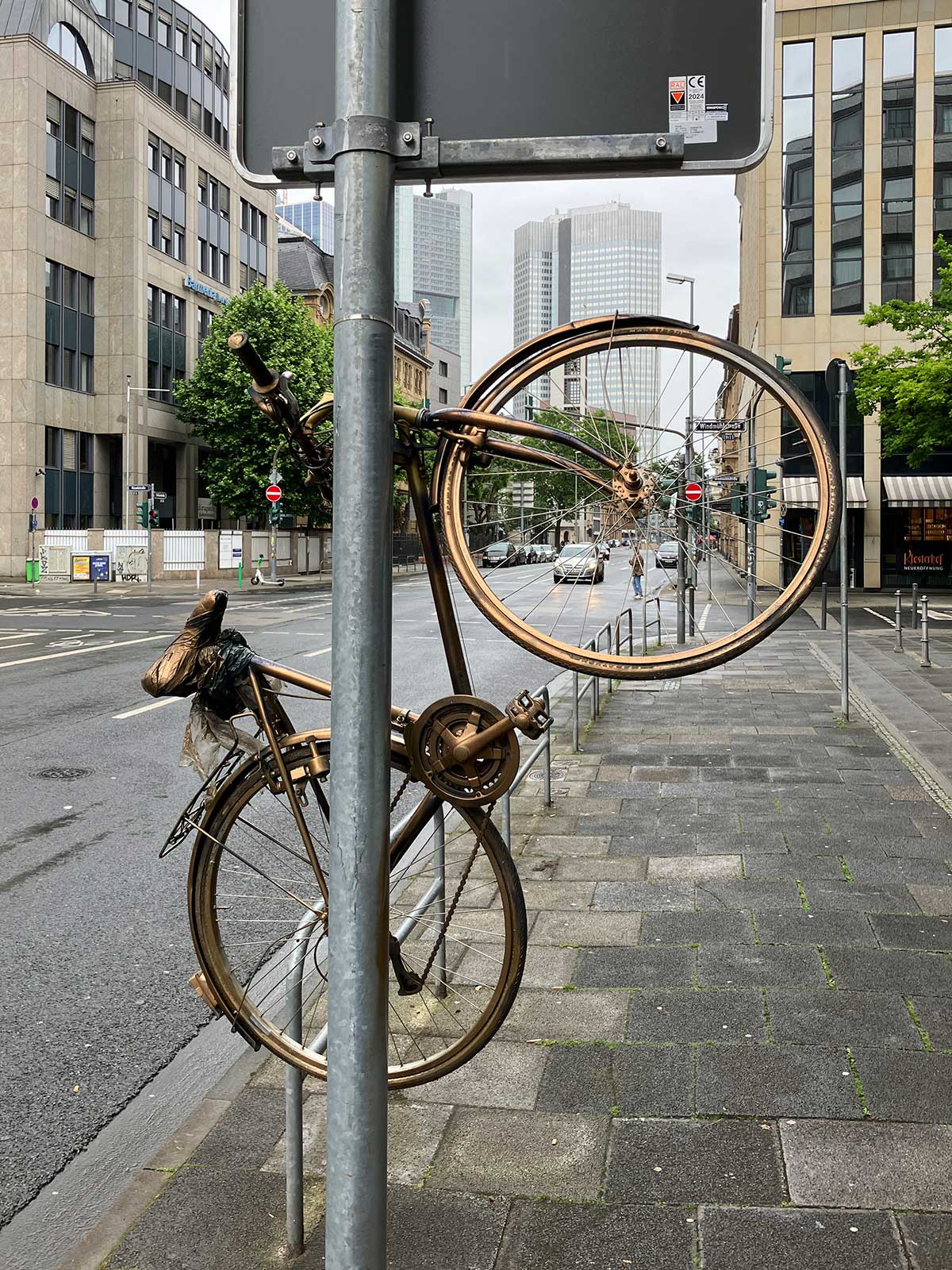 Goldene Fahrräder in Frankfurt-Bahnhofsviertel
