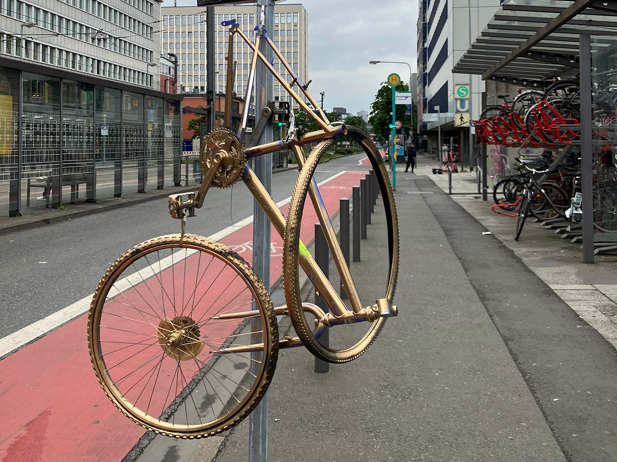 Goldene Fahrräder in Frankfurt-Innenstadt