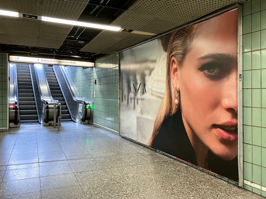 Stadtbilder Frankfurt: Großes Werbeplakat für Anna in der B-Ebene Hauptwache