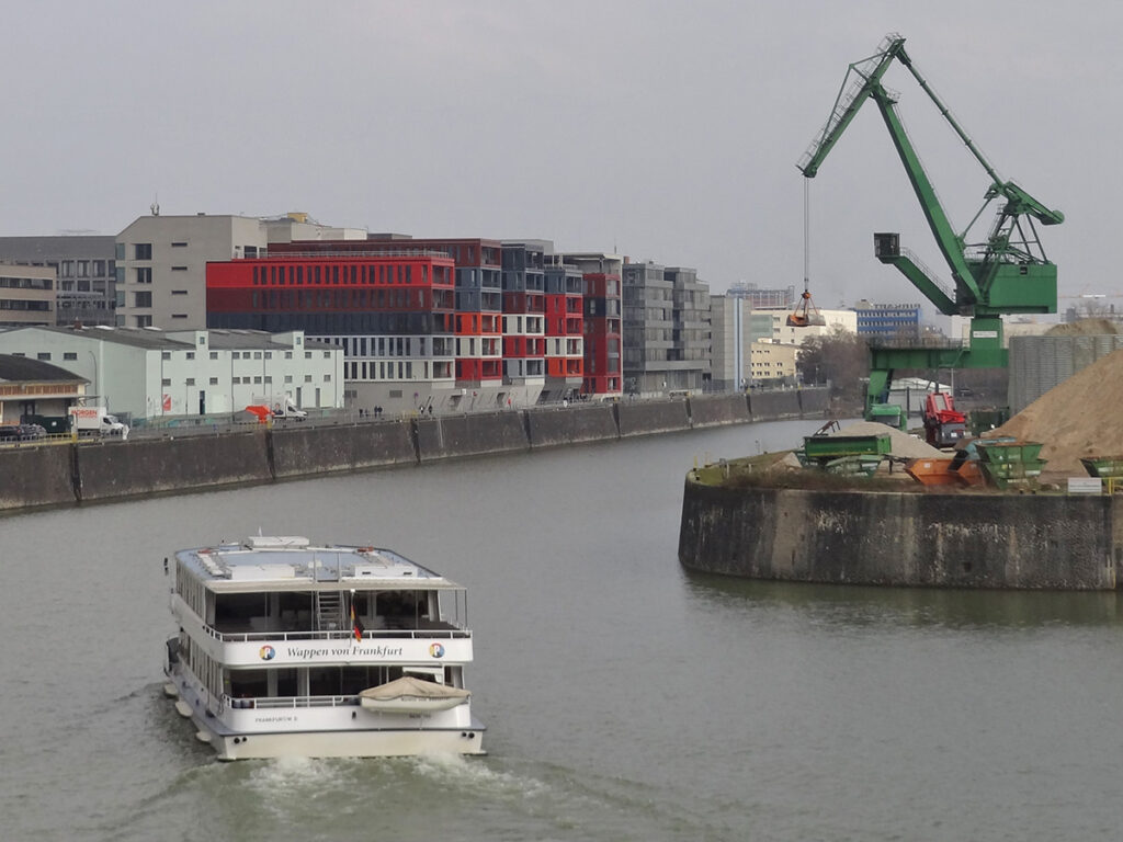 Grüner Kran und Ausflugsschiff am Frankfurter Ostehafen