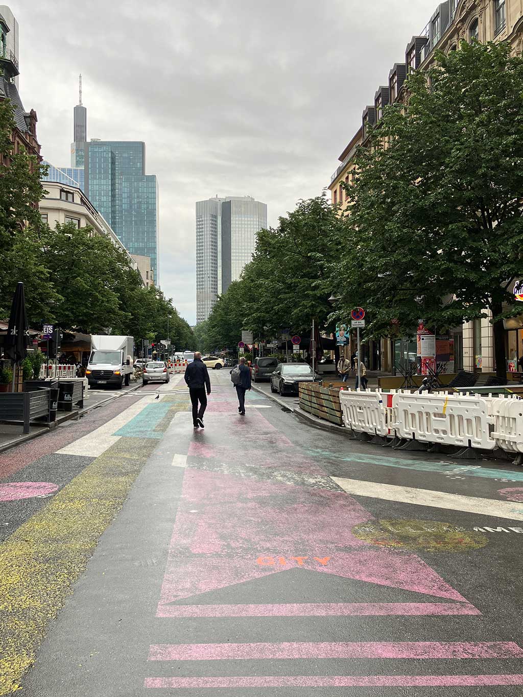 Guidelines für Gäste der EURO 2024 - Farbige Wegweiser auf der Straße im Frankfurter Bahnhofsviertel