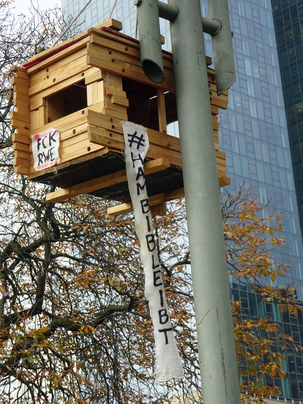 Hambi bleibt - Baumhütte im Hambacher Forst nachempfunden