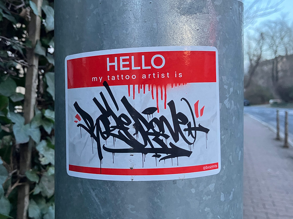 „Hello my name is“-Aufkleber und andere Varianten im selben Stil