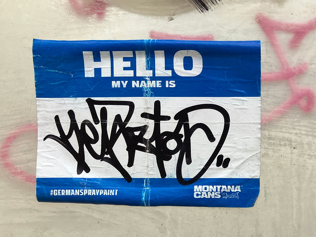 „Hello my name is“-Aufkleber und andere Varianten im selben Stil