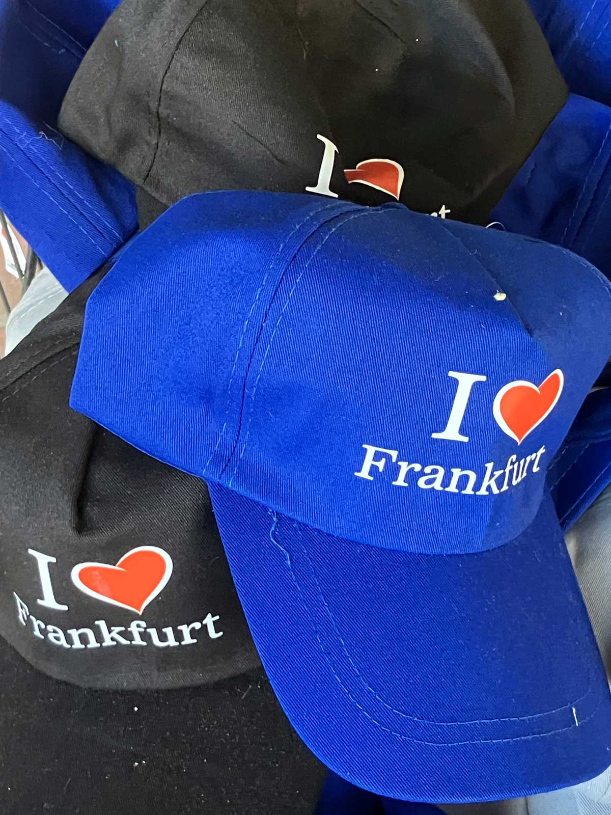 Stadtbilder Frankfurt: „I love Frankfurt“-Baseball-Caps
