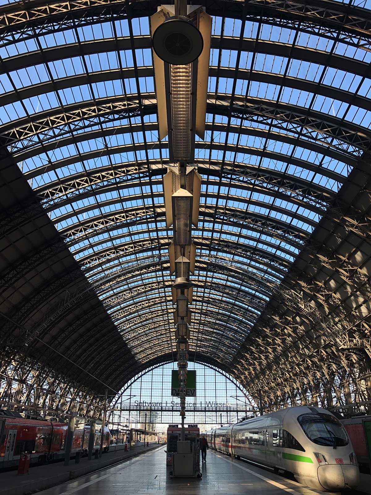 Intercity steht im Frankfurter Hauptbahnhof