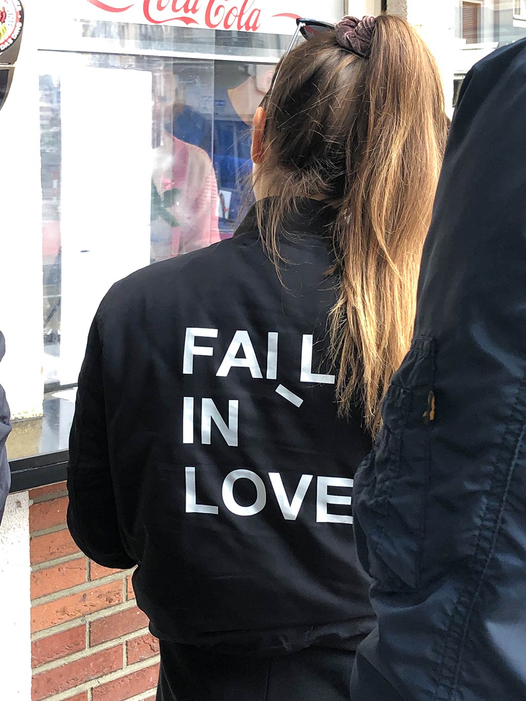 Jacke mit Slogan „Fall in love“ oder „Fail in love“