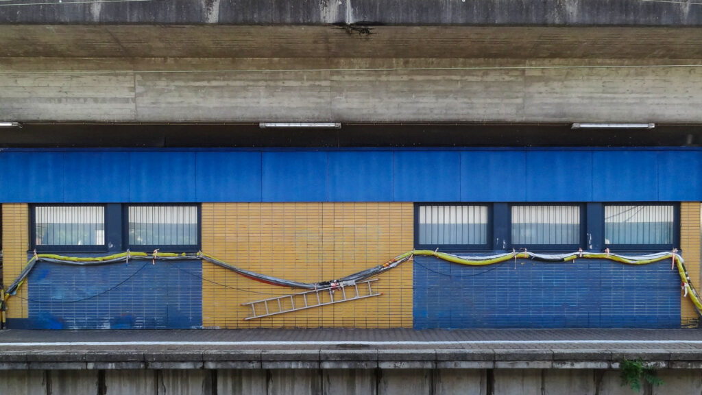 Kabel und Leiter im Bahnhof Frankfurt-West