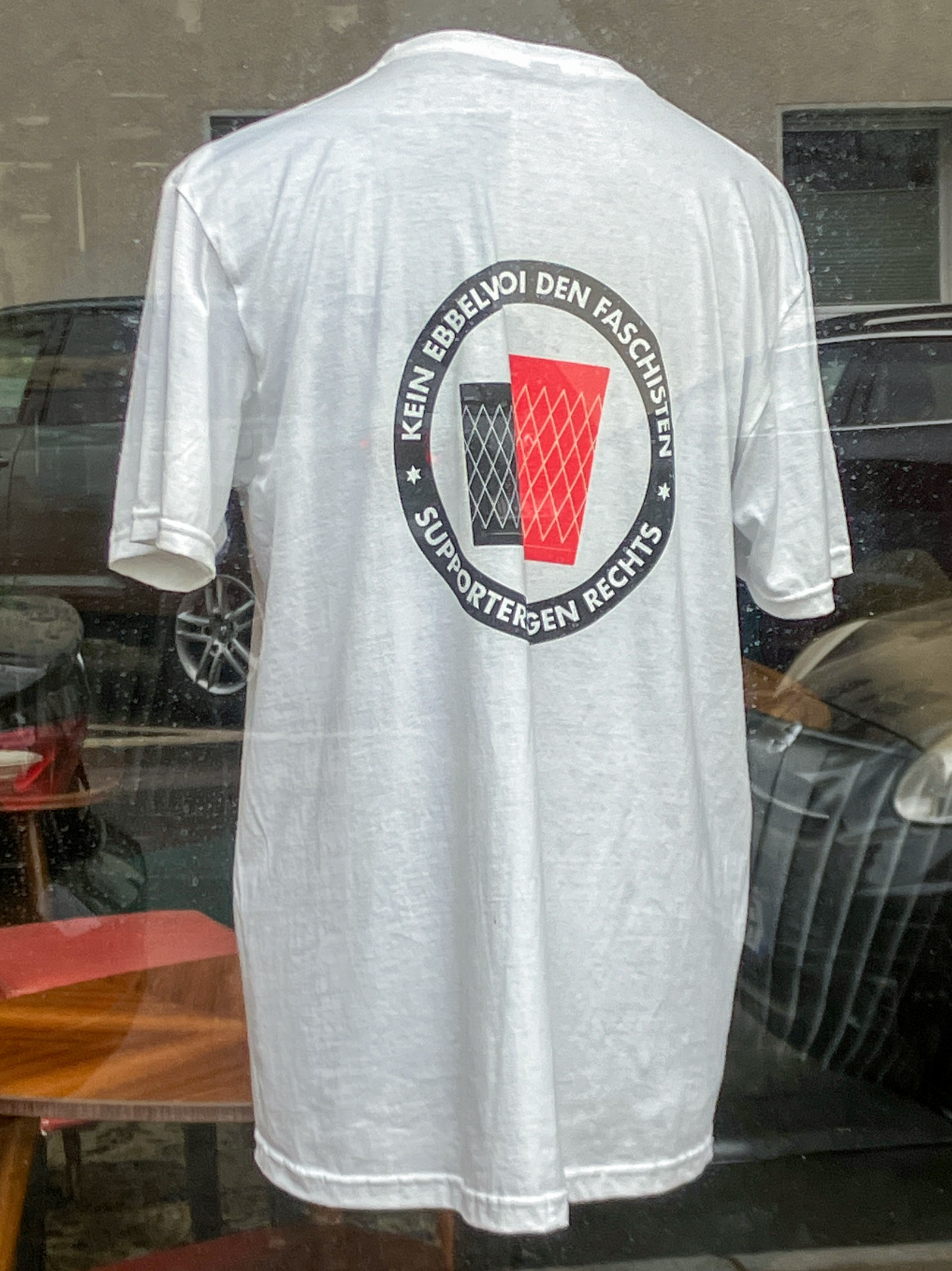 Kein Ebbelwoi den Faschisten T-Shirt im Schaufenster des Nord Hoch Zwei in Frankfurt